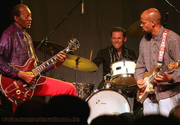 Chuck Berry mit Sohn Charles Edward Berry Jr. und David Rebel aus Münster am Schlagzeug.