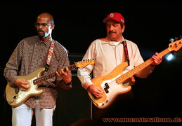 Charles Edward Berry Jr. und der Bassist der Band.