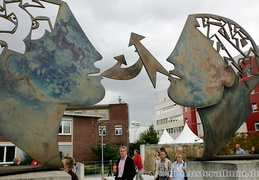 Moderne Skulptur auf dem Vorplatz des Atrium.
