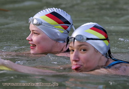 Nimmt die junge Dame ne Wasserprobe ;-))