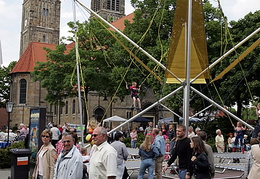 Bungeejumping vor der Clemenskirche.