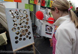 Geschicklichkeitsspiel am Stand der Evangelischen Kirchengemeinde.