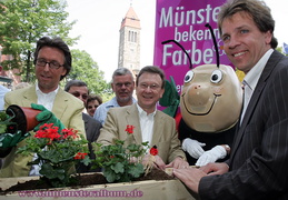 Geranienpflanzaktion mit Oberbürgermeister Tillmann.