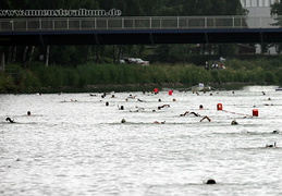 Der Kanal füllt sich mit Schwimmbegeisterten.