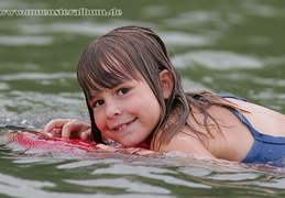 Bequem machen auf dem Schwimmbrett.
