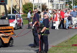 Teamwork: Kollegen sichern von unten den Abseilvorgang