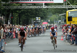 Das Hauptfeld bei Start/Ziel.