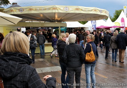 Warsteiner mit dem grooßen Regenschirm.