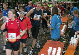 Am Erfrischungspunkt in der Promenade.
