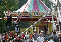 Karrussel und Bungee für die Kleinen.