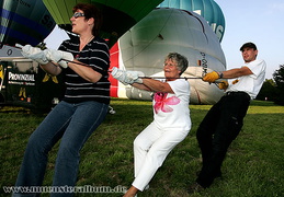 Den Ballon im Zaum halten - da muß jeder mit anpacken.