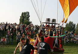Tausende Zuschauer auf dem Skulpturenhügel am Aasee.