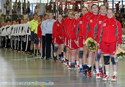 Die Nationalhymnen werden gespielt.
