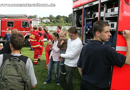Feuerwehrautos und -gerätschaften zum Anfassen.