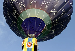 Der Fuchsballon - zu erkennen am langen Banner am Korb.
