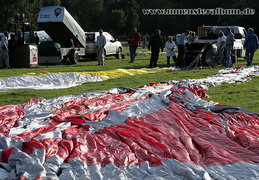 Die Ballonhüllen werden ausgebreitet.