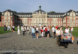 Sonntag - der grosse Tag: Treffpunkt vor dem Schloss.