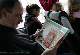 Auf der Fahrt nach Halle: noch schnell die letzten News zum großen Ereignis lesen.