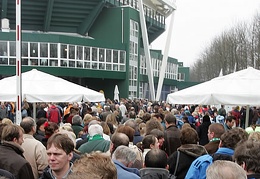 Das Gerry Weber Stadion - umlagert von 11.110 volleyballbegeisterten Menschen.