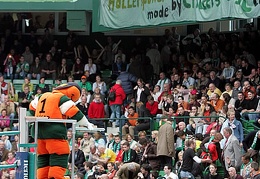 USC-Maskottchen Oskar verneigt sich tief gerührt vor den 3.000 angereisten USC-Fans.