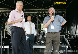 Prüfender Blick zum Himmel: Moderator Jochen Temme und 'Hausherr' Jörg Waterkamp.