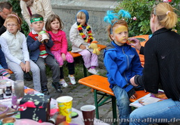 Schminkstation mit Warteschlange