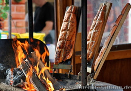 Lachs am offenen Feuer geräuchert