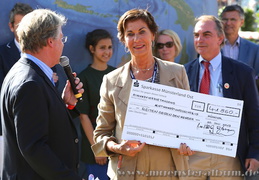Übergabe des Spenden-Scheck von knapp 42.000 EUR