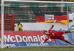 ... und verwandelt den berechtigten Strafstoß dann selber zum 1:1 in der 36. min