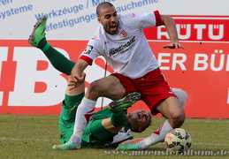 84. min - Thorsten Schulz wird im Strafraum gelegt - Elfmeter.