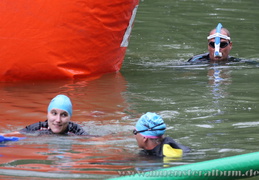 Jens Müller der traditionelle Besenschwimmer