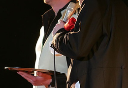 Helge Schneider mit seinem 'Azubi' Bodo, dem Teebringer.