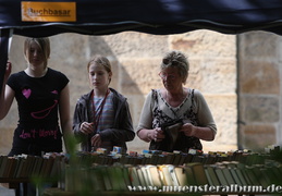 Bücherflohmarkt an der Clemenskirche