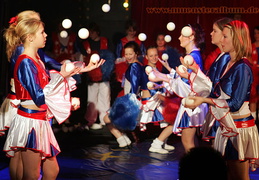 Jugendcircus Alfredo Cheerleader Akrobatik & Jonglage