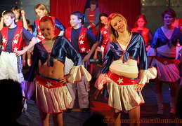 Jugendcircus Alfredo Cheerleader Akrobatik & Jonglage