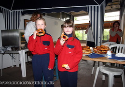 Sie gehörten zu den ersten Schwimmerinnen der Saison 2004: Sabrina und Marina am Brezelstand.