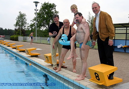 Vor dem Sprung in die Saison 2004: Bäderchef Gerhard Dittmer, Ratsherr Dieter Maager, Miss Münster 2004 Melanie Gottschalk, Sportamtschef Bernd Schirwitz und Bezirksvorsteher Heinz Nolte.