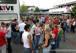 Der Platz vor der Stadthalle Hiltrup füllt sich.