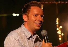 Eins Live Moderator Thorsten Schorn kündigt die Sportfreunde an.