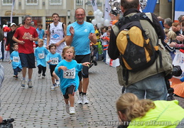 Zieleinlauf einer Gruppe des Kids-Marathon