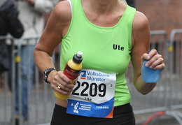 Ute - bestens versorgt mit Getränken.