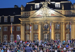 Grand Dressage unter Flutlicht vor dem Schloßpanorama.