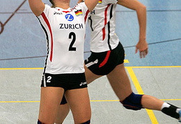 Kathleen Weiss stellt den Ball für Christiane Fürst.
