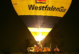 Der Westfalengas-Ballon schwimmt auf einem Ponton im Aasee.