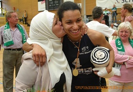 Atika Bouagaa mit Mutter Fatima.