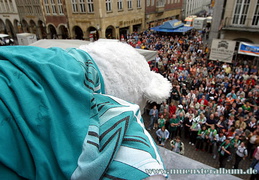 Und dann ist es soweit: das USC-Maskottchen kündigt den wartenden Fans die Mannschaft an.