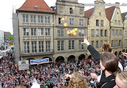 Fast wie im Karneval: fliegende Kappen, Blumen und Gummibärchen.