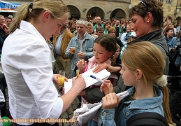 Und dann ab unter's Volk - Autogramme schreiben ohne Ende !