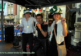 Ab auf die Bühne zum abtanzen mit der Band 'Marathon' - erst Andrea und Hella ...