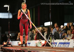 Nastja Rychich auf dem Anlaufsteg.